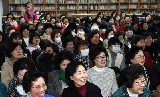 졸업 앞둔 만학도들의 웃음 한 가득
