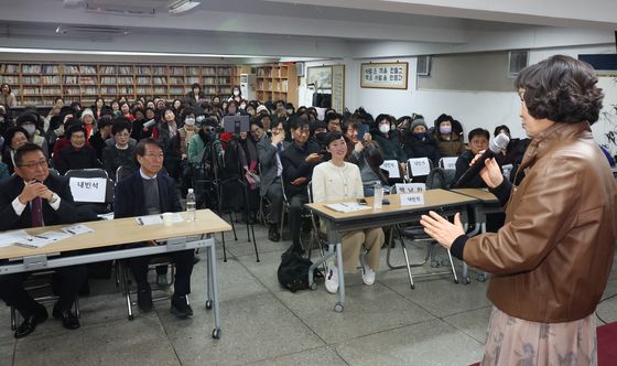 진지하게 발표하는 만학도