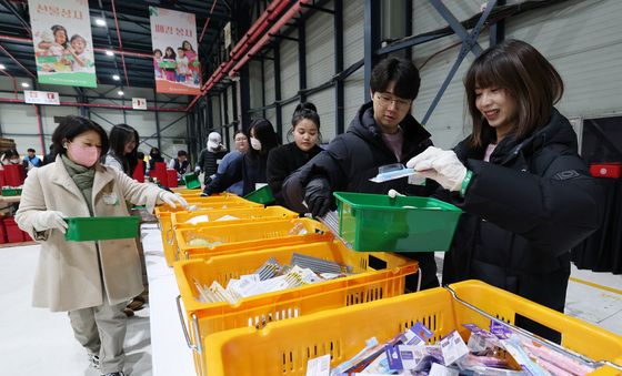 선물상자 만드는 봉사자들