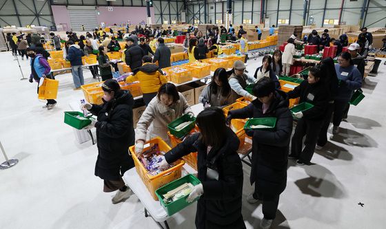 선물상자 패킹하는 봉사자들