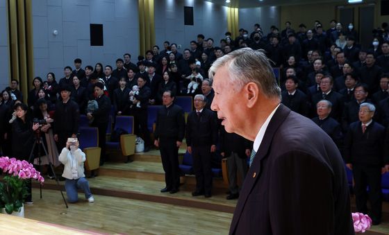 애국가부르는 이중근 회장