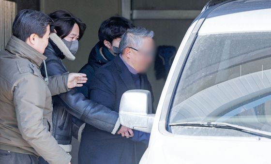 호송차 탑승하는 '서부지법 사태 선동' 윤모 씨