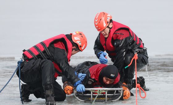 용인소방서, 동계 수난사고 대비 인명구조 훈련 실시