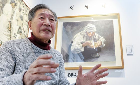 작품 '국수 먹는 어머니' 소개하는 신학철 화백
