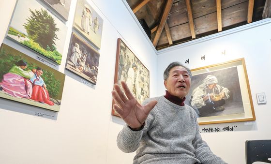 작품 소개하는 신학철 화백