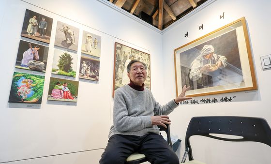 작품 소개하는 신학철 화백