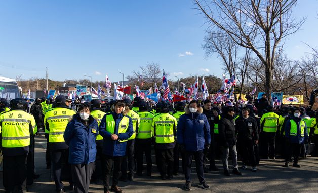 尹 지지자들 집회 인근 대기하는 경찰들