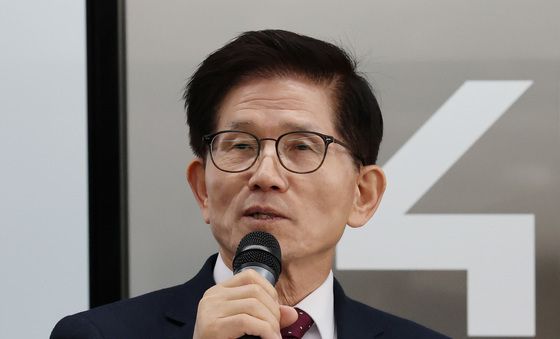 현장간담회 인사말하는 김문수 장관