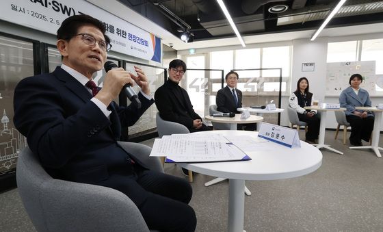 청년들과 디지털 교육 관련 대화 나누는 김문수 장관