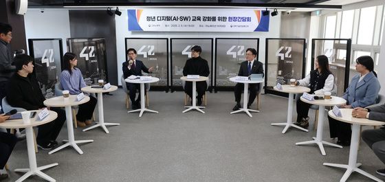 청년 디지털 교육 현장 찾아 간담회 갖는 김문수·유상임 장관