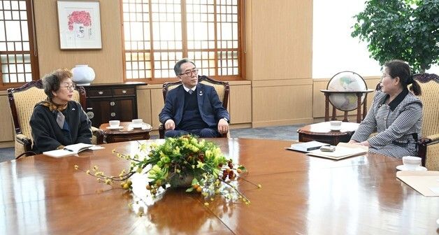 북한 억류자 가족 만난 조태열 장관