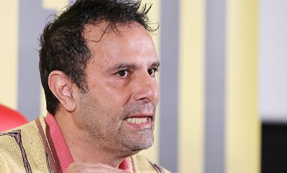 질문에 답변하는 타셈 싱 감독