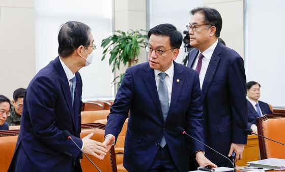 인사 나누는 최상목·한덕수