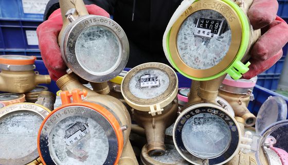 추위에 깨진 수도 계량기