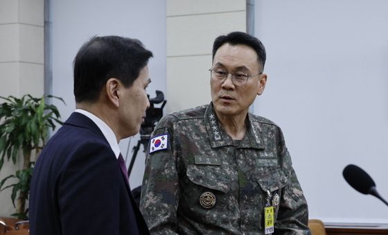 김선호 직무대행과 대화 나누는 김명수 합참의장