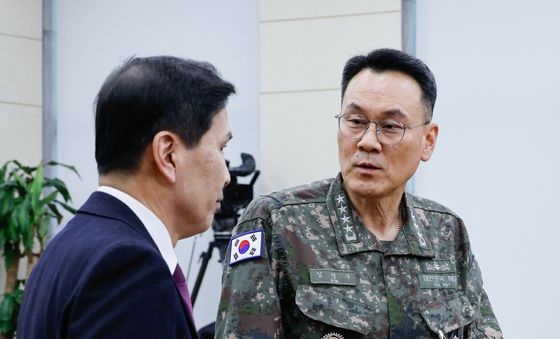 대화 나누는 김명수·김선호