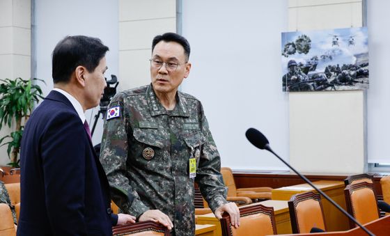 대화 나누는 김명수·김선호