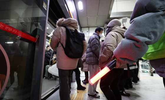 출근시간 선로장애로 지연운행 중인 9호선