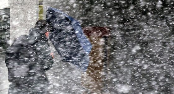 깜짝 눈보라 친 서울 '날씨 또 왜이래'