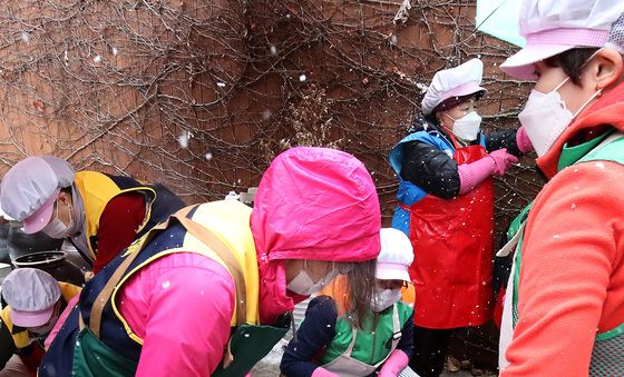 '눈 내리는 정월' 장 담그기
