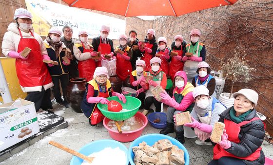 전통 방식으로 장 담그기