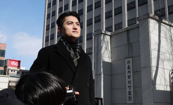 일본도살인사건 선고기일, 취재진에 입장 밝히는 유족 측 변호사