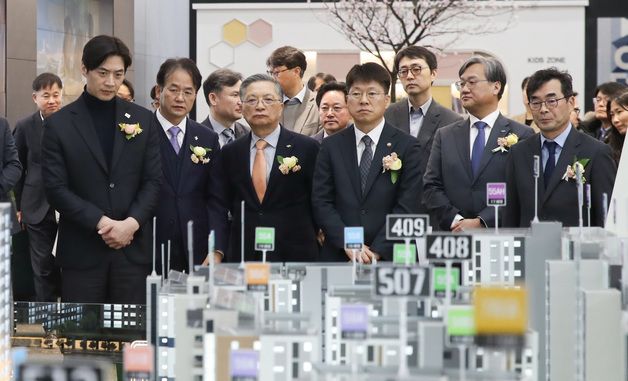 고양창릉 전시관 둘러보는 진현환 국토교통부 1차관