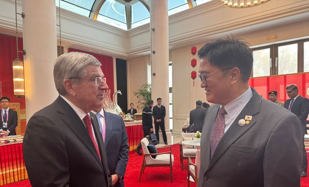 토마스 바흐 위원장과 대화하는 우원식 의장