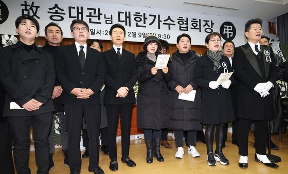 故 송대관의 '해뜰날'을 합창하는 동료 가수들