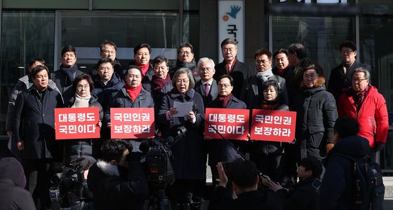 국가인권위 앞에서 기자회견하는 국힘 탄핵 반대 당협위원장 모임