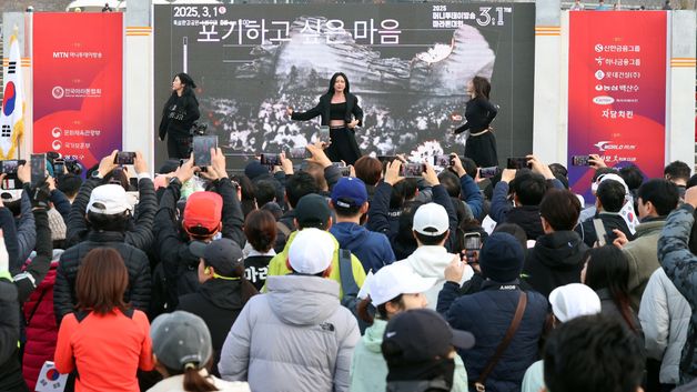 특별공연하는 가수 홍진영