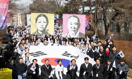 오늘은 3.1절 '독립운동가들과 행진 나서며'