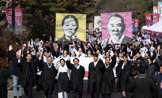 독립운동가들과 함께 외치는 대한독립 만세