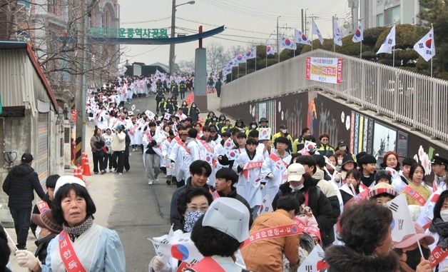군산서 펄럭이는 태극기