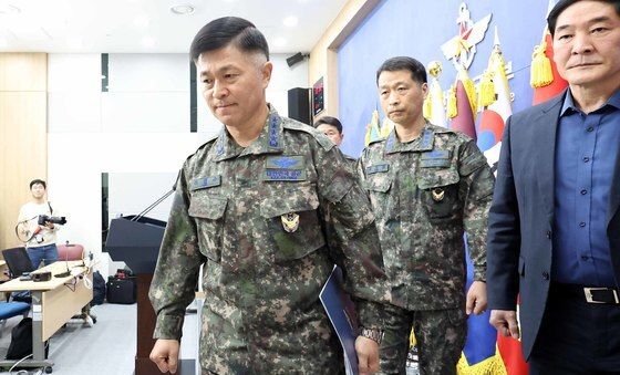 굳은 표정으로 떠나는 이영수 공군참모총장