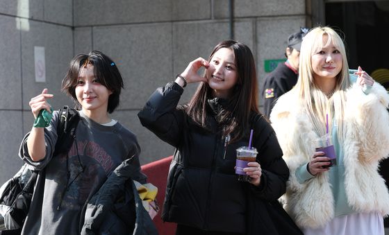 하니·정화·LE, 출근길 하트와 함께