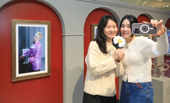 '더현대 서울에서 가수 지드래곤과 기념 촬영 어떠세요?'