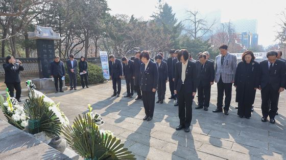 '도산 안창호 선생 향한 묵념'