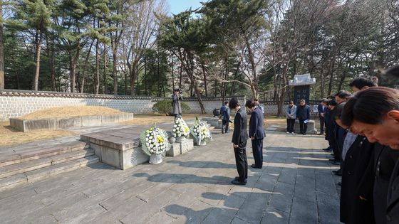 강정애 장관, 도산안창호선생 묘역 참배