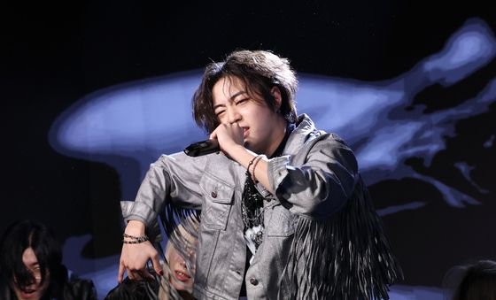 건우, 자체발광 무대