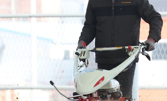 흙의 날 맞아 농기계 점검하는 관계자들