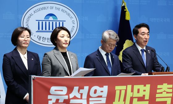 단식농성 돌입 기자회견 하는 윤탄연 의원들