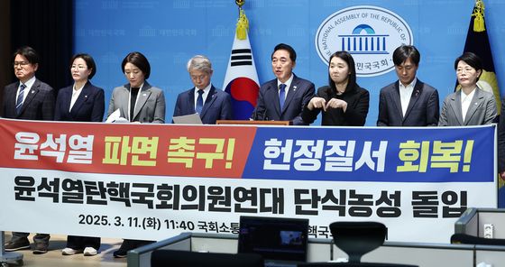 단식농성 돌입하는 윤탄연 의원들