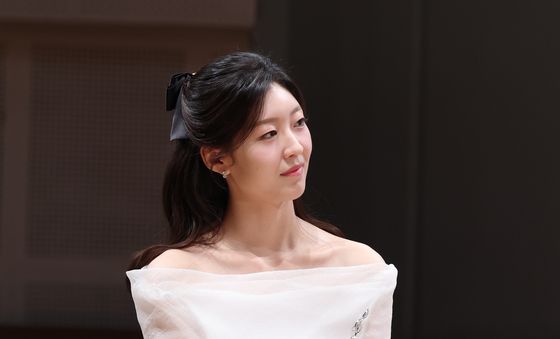 이예원 아나, 자체발광