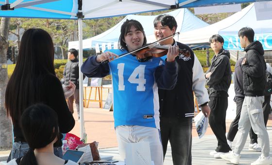 미식축구 동아리 회원의 바이올린 연주