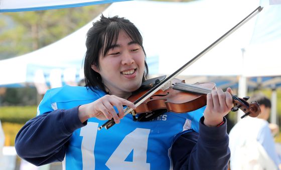 미식축구 동아리 회원의 바이올린 연주