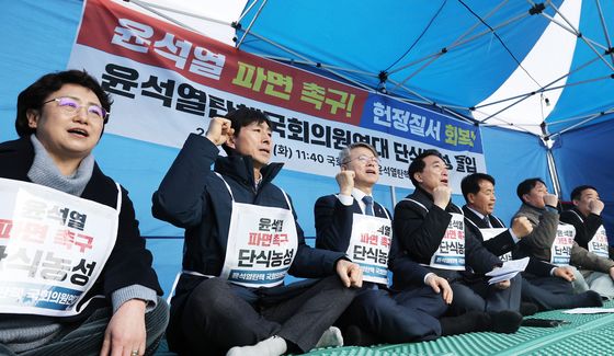 광화문 천막에서 구호 외치는 野 의원들