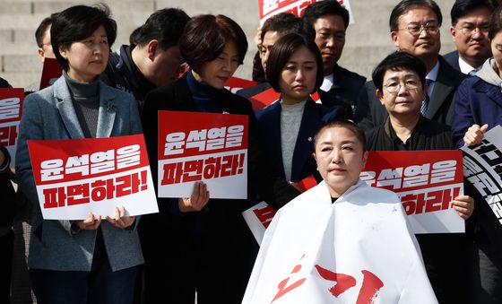 삭발한 전진숙 의원 격려하는 의원들