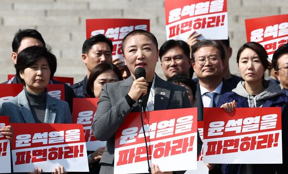 삭발하고 尹 조기파면 촉구하는 전진숙 의원
