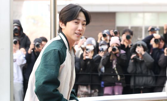 진영, 봄날의 눈부신 청춘